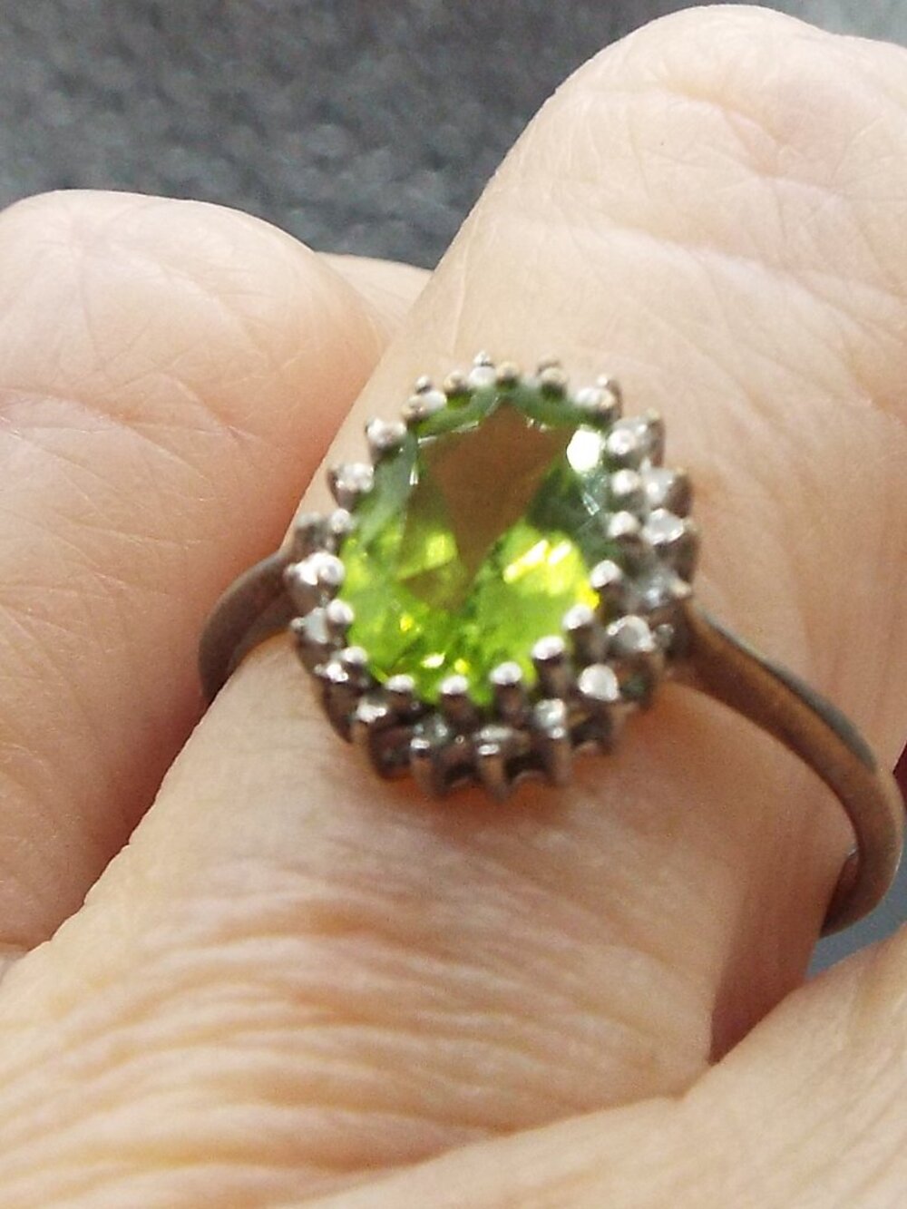 OVAL FACETED PERIDOT GEMSTONE WITH CRYSTAL HALO SET IN STERLING SZ.6.38 RING 19